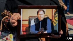 
د جمعې په ورځ عدالت کې میډیا سره د خبرو په مهال عمران خان ویلي خپلو وکیلانو سره تر مشورې وروسته به د ولږې د هړتال لپاره غوڅه نېټه اعلان کړي.