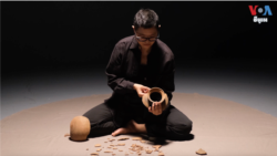 សិល្បករ​ខ្មែរ​អាមេរិកាំង​បង្ហាញការ​សម្តែង​ជាមួយ​ក្អម​ខ្មែរ​នៅ​ទីក្រុង New York