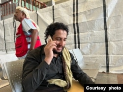 A released detainee speaks to family members, April 14, 2023. (Photo courtesy of the ICRC)