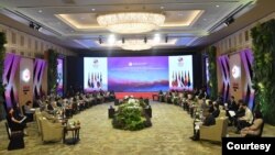 Pertemuan Menteri Luar Negeri Anggota ASEAN yang diketuai oleh Indonesia dengan perwakilan ASEAN Intergovernmental Commission on Human Rights (AICHR), Selasa (11/7) di Jakarta. (Courtesy: Kemlu RI)