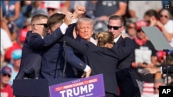 Jami'an bada kariya yayin da suke iskewa da Trump daga filin taron yakin neman zabe