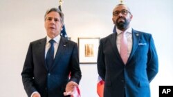 Menlu AS Antony Blinken (kiri) dan Menlu Inggris James Cleverly menyampaikan pernyataan gabungan terkait Sudan dalam Pertemuan Menlu G7 di hotel The Prince Karuizawa, di Karuizawa, Japan pada 17 April 2023.