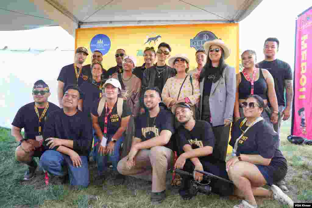 លោក​វណ្ណដា លោក​វណ្ណថាន ថតរូប​ជុំ​គ្នា​ក្នុងមហោស្រព Sabaidee Fest រដ្ឋកាលីហ្វ័រញ៉ាថ្ងៃទី១៤ មិថុនា ឆ្នាំ២០២៤។(ចាប ចិត្រា/VOA Khmer)