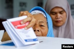 Seorang perempuan memberikan suaranya di TPS saat pemilihan umum di Bogor, Jawa Barat, 14 Februari 2024. (Foto: REUTERS/Kim Kyung-Hoon)
