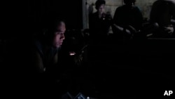 រូបឯកសារ៖ ពលរដ្ឋ​ឥណ្ឌូណេស៊ីប្រើទូរស័ព្ទដៃ ក្នុងភូមិ Ndapayami នៃកោះ Sumba ប្រទេសឥណ្ឌូណេស៊ី កាលពីថ្ងៃទី២០ ខែមីនា ឆ្នាំ២០២៣។