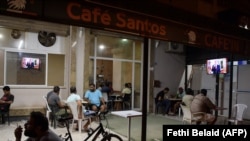 ARCHIVES - Des clients regardent la télévision dans un cybercafé à Tunis, en Tunisie, le 20 septembre 2021