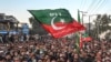 Aksi protes pendukung partai Pakistan Tehreek-e-Insaf (PTI) di Peshawar, 9 Februari 2024, menentang dugaan kecurangan dalam hasil pemilu nasional Pakistan. (Abdul MAJEED / AFP)