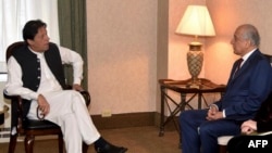 خلیلزاد په خپل ایکس کې لیکلي دي‌ چې عمران خان د ډونالډ ټرمپ «ملګری» دی.