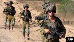 Soldados del Ejército israelí patrullan una posición a lo largo de la frontera sur de Israel con la Franja de Gaza el 13 de junio de 2024, en medio del conflicto en curso entre Israel y Hamás. (Foto de JACK GUEZ / AFP)