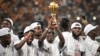 Le capitaine ivoirien Max-Alain Gradel brandit le trophée de la Coupe d'Afrique des nations.