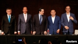 Ko Wen-je, Taiwan People's Party (TPP) chairman, Terry Gou, former Taiwan President Ma Ying-jeou, Hou Yu-ih of the main opposition party Kuomintang (KMT) and Eric Chu, Kuomintang's Chairman attend a press conference in Taipei, Nov. 23, 2023. 