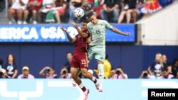 El venezolano Miguel Navarro (15) y el mexicano Uriel Antuna (15) luchan por un balón. Crédito obligatorio: Jessica Alcheh-USA TODAY Sports