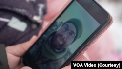 Дружина військового Збройних сил України В'ячеслава переглядає відеоповідомлення від чоловіка.