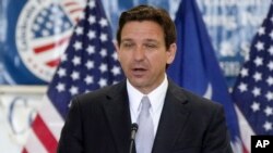 ARCHIVO - El candidato presidencial republicano, el gobernador de Florida, Ron DeSantis, habla en un evento el 18 de julio de 2023 en West Columbia, Carolina del Sur, EEUU.