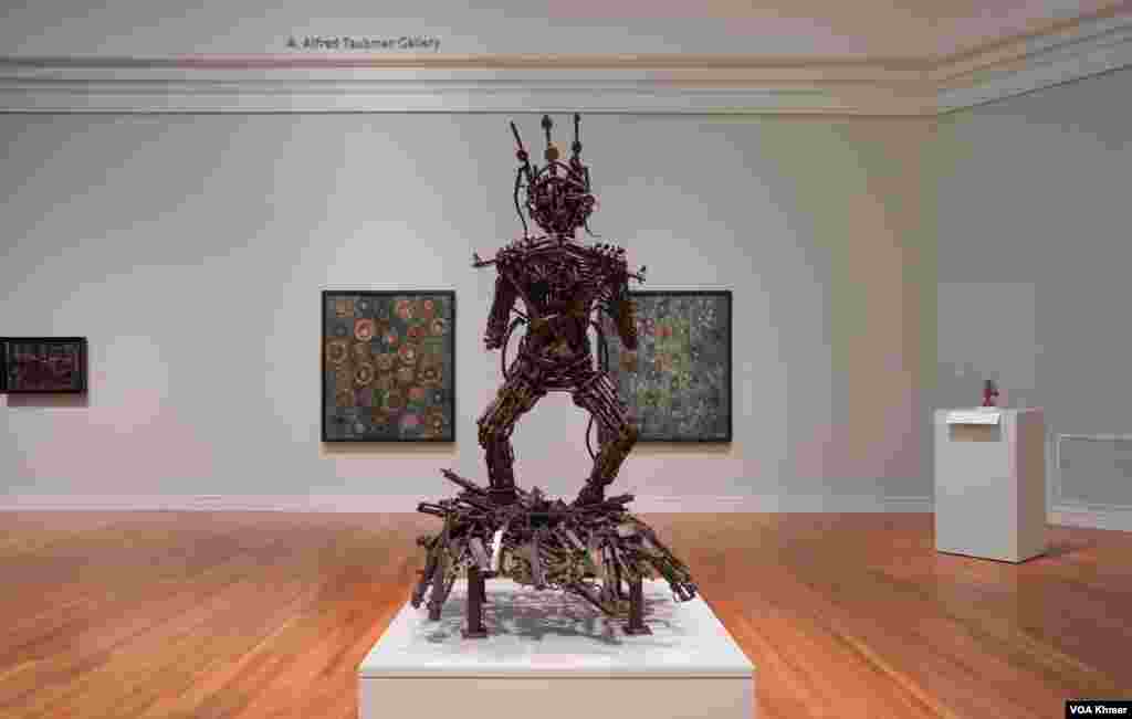 ស្នាដៃសិល្បៈឈ្មោះថា ‘Dancing Apsara’ ឬអប្សរារាំ ដែលរចនាពីកាំភ្លើងចាស់ៗ ត្រូវបានដាក់តាំងពិព័រណ៍នៅក្នុងវិចិត្រសាលនៃសាកលវិទ្យាល័យ Michigan ក្នុងក្រុង Ann Arbor ថ្ងៃទី ៥ ខែមេសា ឆ្នាំ២០២៤។ (នីណា យ៉េង/វីអូអេ)