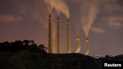 Asap dan uap tampak mengepul dari PLTU batu bara milik PT PLN Indonesia Power di Suralaya, Banten, pada 11 Juli 2020. (Foto: Reuters/Willy Kurniawan)