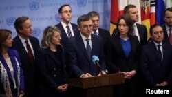 Заяву, яку підтримало понад 50 країн-членів ООН, перед початком засідання Ради Безпеки, присвяченого другій річниці вторгнення Росії в Україну зачитав головний український дипломат Дмитро Кулеба. Разом з ним були присутні міністри та посли країн, які підписали заяву