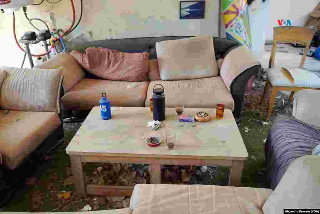 La sala de una casa del kibutz Kissufim puede verse el 1 de noviembre de 2023,&nbsp;tal como quedó tras la estampida de los vecinos ante el ataque de Hamás, el pasado 7 de octubre.