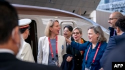 资料照 - 负责政治事务的美国助理国务卿维克多莉亚·纽兰（右）同负责安全政策、北美、英国事务并兼欧洲自由贸易协会主任的联邦德国外事办主任乔文·贝尔曼（Tjorven Bellmann）（左）打招呼。一行人2023年4月16日在东京乘火车出席G7外长会议。