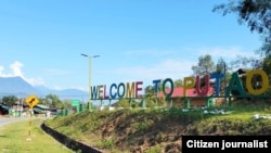 တရုတ်-မြန်မာနယ်စပ် ကုန်စည်ဂိတ်တွေပိတ်ထားလို့ ကုန်ဈေးနှုန်းမြင့်တက်တဲ့ဒဏ်ခံနေရတဲ့ ပူတာအိုမြို့အဝင်ဆိုင်းဘုတ်။ (Courtesy: CJ)