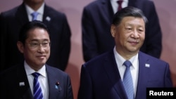 在旧金山举行的亚太经合组织峰会上，日本首相岸田文雄（左）与中国国家主席习近平和其他与会领导人合影留影。（2023年11月16日）
