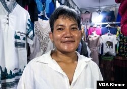 កញ្ញា សុខ ចាន់កញ្ញា អាយុ៣៧ឆ្នាំ ជា​អាជីវករ​លក់​វត្ថុអនុស្សាវរីយ៍​នៅក្នុង​ផ្សារចាស់ ខេត្តសៀមរាប។ (ធីតា វីន/វីអូអេ)