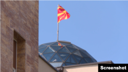 Една година по почнувањето на преговорите за членство во ЕУ, на техничко ниво скрининг-процесот е во полн замав, на политичко, процесот е заглавен зашто нема консензус меѓу власта и опозицијата за измените со кои и Бугарите ќе влезат во Уставот, услов за отворање на поглавјата.  