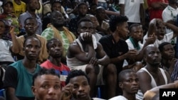Les supporters nigérians réagissent après la victoire de la Côte d'Ivoire en regardant la finale de la CAN 2024 entre la Côte d'Ivoire et le Nigeria qui se joue en Côte d'Ivoire, au stade Onikan de Lagos, le 11 février 2024.