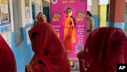 ভারতের লোকসভা নির্বাচনের প্রথম দফায় ভোট দেওয়ার জন্য অপেক্ষায় নারীরা। বেহরোর, রাজস্থান, ভারত। ফটোঃ ১৯ এপ্রিল, ২০২৪।