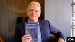 戴大為(Michael Davis)手持他的新書《自由被毀：對香港自由價值和制度的攻擊》（Freedom Undone: The Assault on Liberal Values and Institutions in Hong Kong）。(攝影：美國之音鄭樂捷)