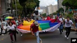 ARCHIVO - Juerguistas participan en la marcha del Orgullo Gay en Caracas, Venezuela, el domingo 2 de julio de 2023. (Foto AP/Matias Delacroix)