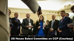 美国国会众议院美国与中共战略竞争特设委员会2023年4月19日在委员会进行台海冲突兵棋推演。图为委员会成员在兵棋推演桌前讨论。（众议院美中战略竞争特设委员会提供）