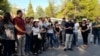 A crowd gathered outside a Turkish court after it decided to release 14 Kurdish journalists on bail, Diyarbakir, Turkey, July 12, 2023. (Photo: Mahmut Bozarslan/VOA Turkish).