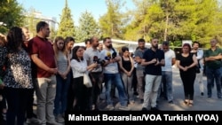 A crowd gathered outside a Turkish court after it decided to release 14 Kurdish journalists on bail, Diyarbakir, Turkey, July 12, 2023. (Photo: Mahmut Bozarslan/VOA Turkish).