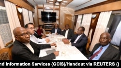 Les chefs d'État et de gouvernement africains participant à la mission de paix des dirigeants africains, tiennent une consultation alors qu'ils se rendaient de Varsovie à Kiev en train, 15 juin 2023.