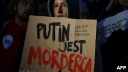 Портпаролот на Кремљ сугерира дека обвинувањата на Јулија Навалнаја против Путин се предизвикани од тагата за смртта на сопругот Алексеј Навални.