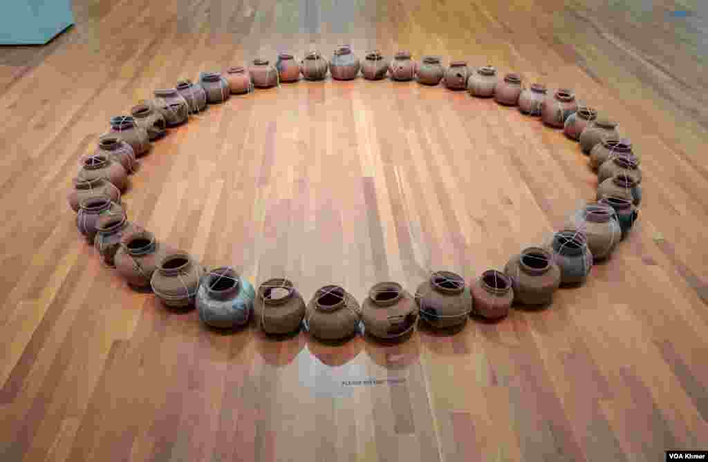 ស្នាដៃសិល្បៈ "Full Circle” របស់សិល្បករខ្មែរអាមេរិកាំងអ្នកស្រី Amy Lee Sanford ដែលមានតាំងក្អមចំនួន៤០ជារង្វង់ ត្រូវបានដាក់តាំងពិព័រណ៍នៅសាកលវិទ្យាល័យ Michigan ក្នុងក្រុង Ann Arbor ថ្ងៃទី ៥ ខែមេសា ឆ្នាំ២០២៤។ (នីណា យ៉េង/វីអូអេ)