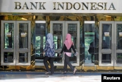 Masyarakat memasuki Bank Indonesia di Jakarta, 21 Juli 2016. (Foto: REUTERS/Iqro Rinaldi)