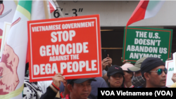 ក្រុម​ម៉ុងតាញ៉ា​អាមេរិកាំង​ធ្វើ​បាតុកម្ម​​ក្នុង​រដ្ឋធានី​វ៉ាស៊ីនតោន​ដើម្បី​តវ៉ា​ចំពោះ​ការ​បង្ក្រាប​របស់​អាជ្ញាធរ​វៀតណាម​ទៅ​លើ​ក្រុម​កុលសម្ព័ន្ធ​នេះ កាល​ពី​ថ្ងៃ​ទី​១០ ខែ​កក្កដា ឆ្នាំ​២០២៣។ (វីអូអេ​ភាសា​វៀតណាម)