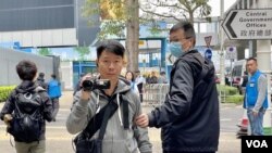 便衣警察全程近距離拍攝3名社民連成員，到政府總部就《基本法》23條立法請願。(美國之音/湯惠芸)