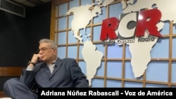 José Domingo Blanco, periodista y conductor de "Por todos los medios", espacio transmitido por Radio Caracas Radio el 30 de junio de 2023.