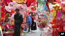 Người dân đi xem hàng, mua sắm trong dịp Tết ở Việt Nam (tháng 2/2024, AP Photo/Huy Han)