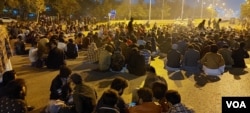 Supporters of the Baloch protesters' long march block the road outside the press club in Islamabad to push authorities to let the marchers come. (Malik Waqar Ahmed/VOA)