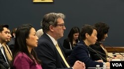 香港監察(Hong Kong Watch)組織創辦人羅傑斯（圖中，攝影：美國之音莫幹生）