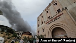 FILE - Asap mengepul menyusul serangan Israel di dekat Rumah Sakit Indonesia yang kehabisan bahan bakar dan listrik, di Jalur Gaza utara, 12 November 2023. (REUTERS/Anas al-Shareef)