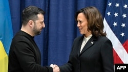 乌克兰总统泽连斯基和美国副总统哈里斯在慕尼黑安全会议的记者会上握手。（2024年2月17日）