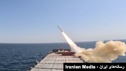 تصویر خبرگزاری‌های داخل ایران از پرتاب موشک از روی «ناو اقیانوس‌پیمای شهید مهدوی» سپاه. 