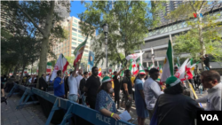 Iraníes protestan contra el gobierno de Teherán en una plaza frente a la sede de Naciones Unidas, en Nueva York, el 19 de septiembre de 2023.