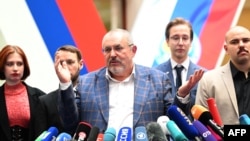 Boris Nadezhdin (tengah), calon presiden dari Civic Initiative Party, berbicara kepada wartawan usai pertemuan di Komisi Pemilihan Umum Pusat di Moskow pada 8 Februari 2024. (NATALIA KOLESNIKOVA / AFP)