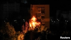 Pemandangan ledakan drone di kota selama serangan drone Rusia, di tengah serangan Rusia di Ukraina, di Kyiv, Ukraina 13 Juli 2023. (Foto: REUTERS/Gleb Garanich)